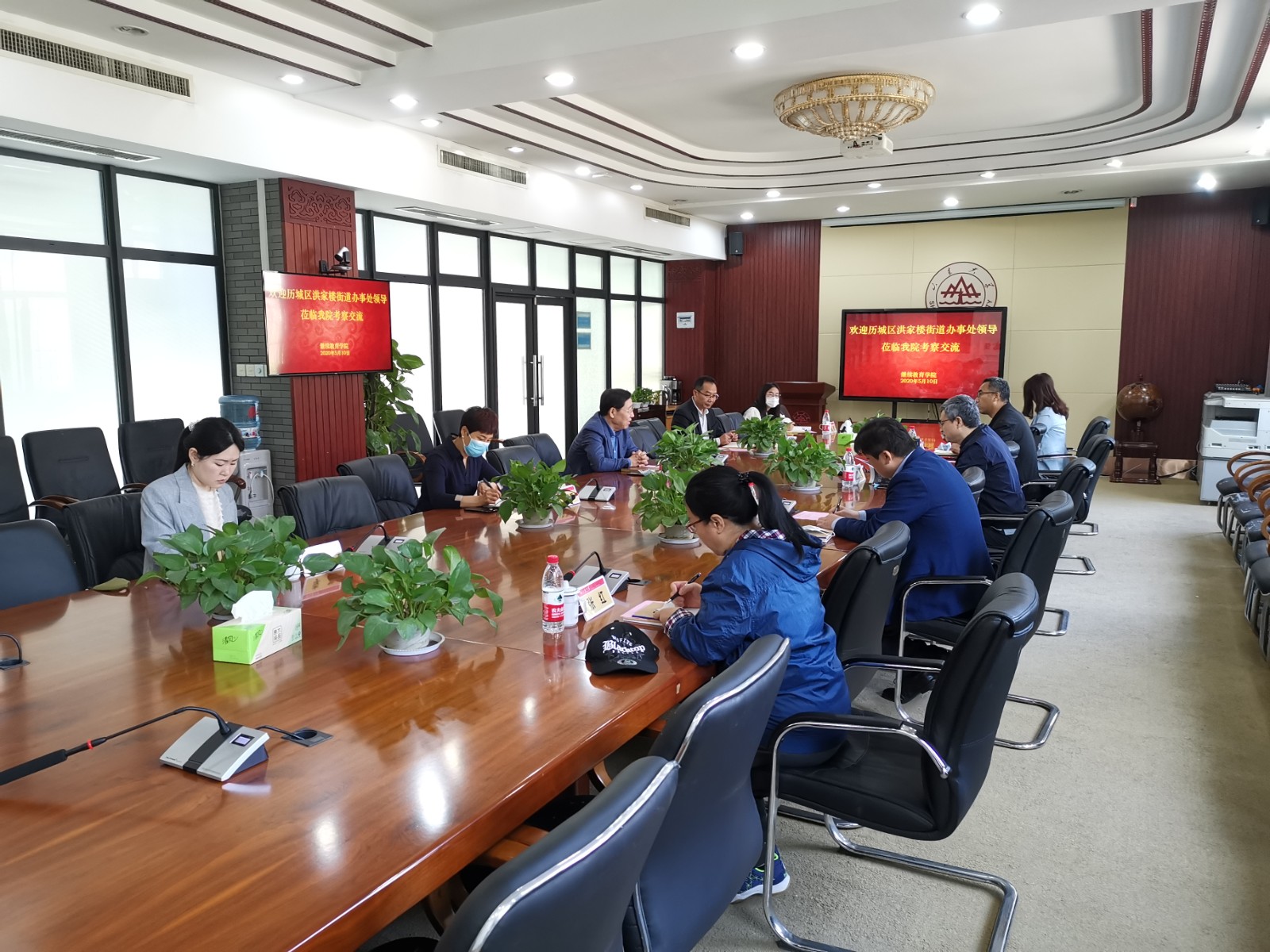 座谈.jpg 座谈.jpg